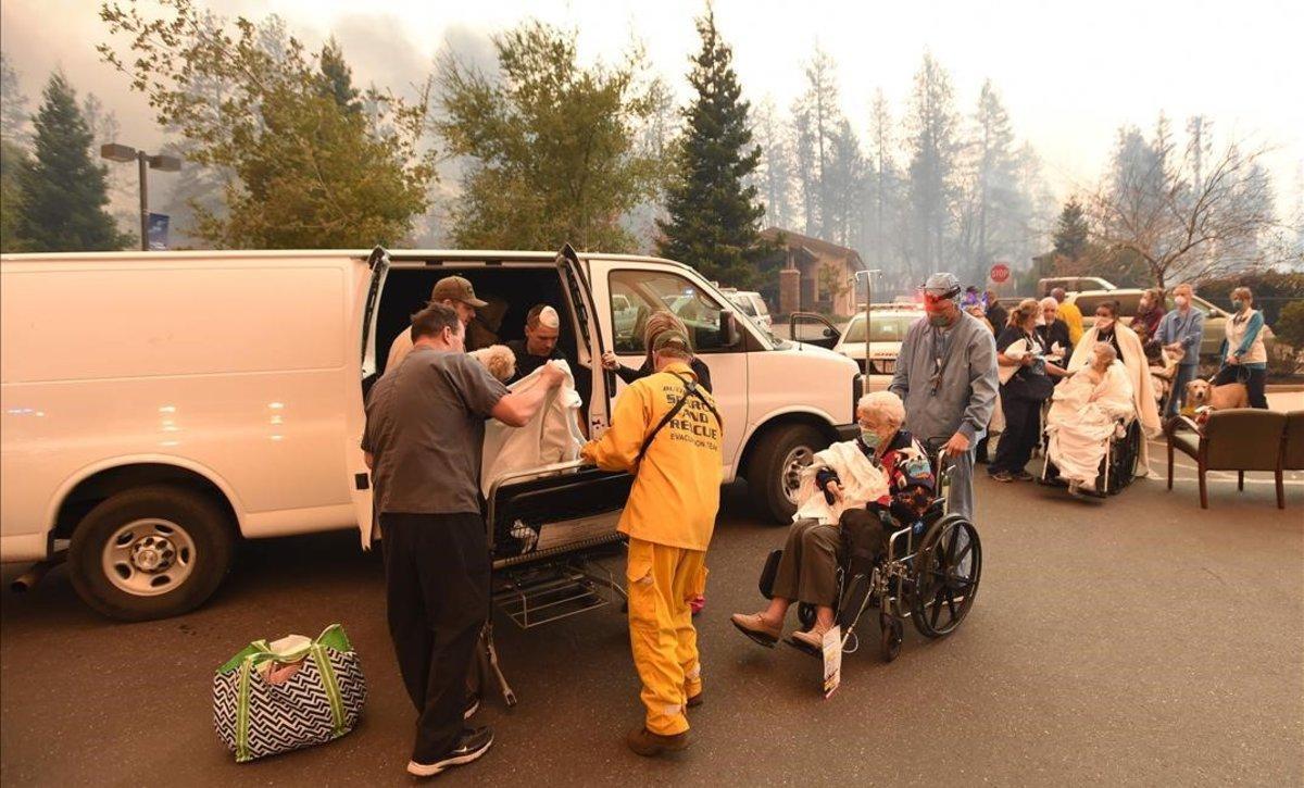 Miembros de los servicios de rescate trasladan a un grupo de personas lejos de los efectos de las llamas, en la localidad californiana de Paradise. 