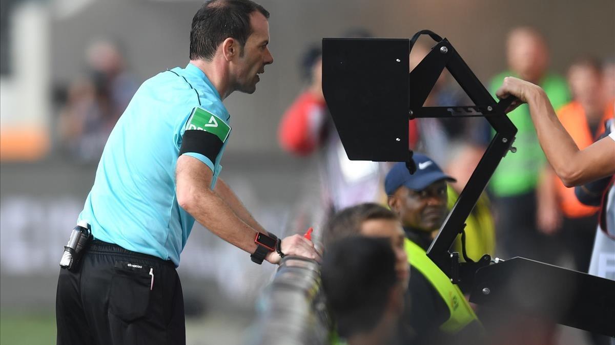 Un árbitro de la Bundesliga consulta el VAR en un partido de esta temporada. Un árbitro de la Bundesliga consulta el VAR en un partido de esta temporada.