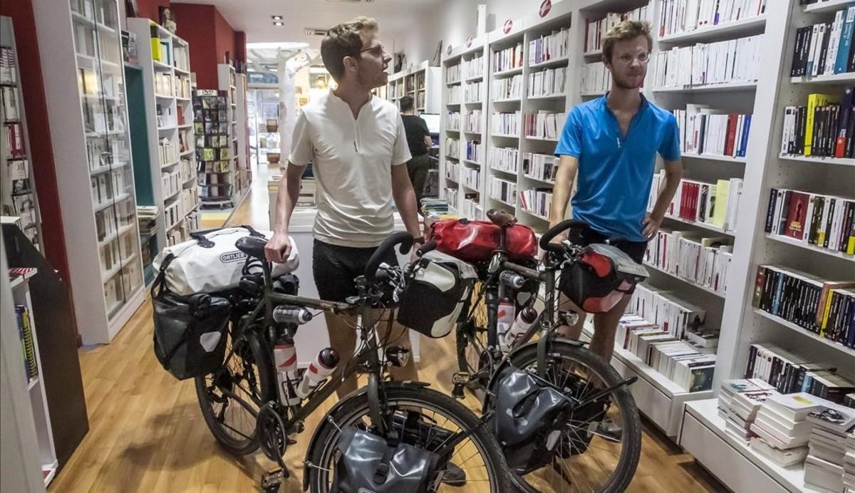 Charlelie Lecanu y Edouard Delbende, con sus bicis en la Llibreria Jaimes, la primera parada de su ruta al mundo por librerías francesas.