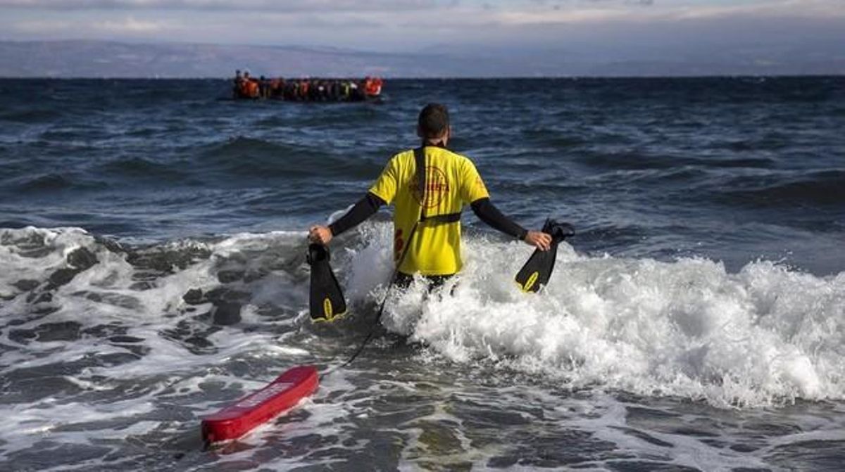 Un socorrista de Activa Open Arms sale al mar para ayudar a refugiados, frente a las costas de Lesbos. Un socorrista de Activa Open Arms sale al mar para ayudar a refugiados, frente a las costas de Lesbos.