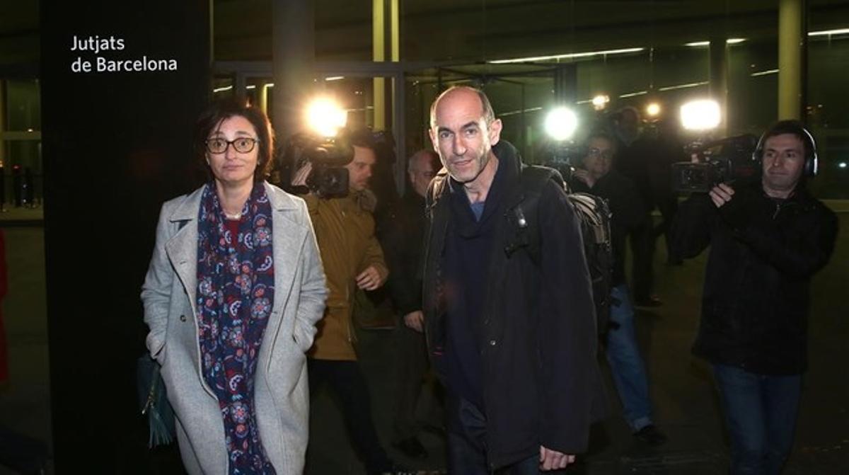 La reportera de EL PERIÓDICO María Jesús Ibáñez y el fotógrafo Josep Garcia, autores de la entrevista exclusiva con Joaquim Benítez, entran en los juzgados, este sábado por la tarde. 