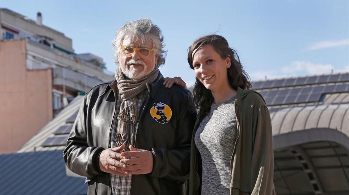 Miguel Garigliano y Lily Brik, el miércoles, frente al mercado de la Barceloneta, desde donde se avista una pared que podría albergar el grafiti en homenaje a Bernardo. Miguel Garigliano y Lily Brik, el miércoles, frente al mercado de la Barceloneta, desde donde se avista una pared que podría albergar el grafiti en homenaje a Bernardo.