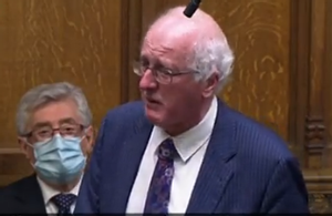 Un captura del vídeo en el que Jim Shannon rompe a llorar en la Cámara de los Comunes. 