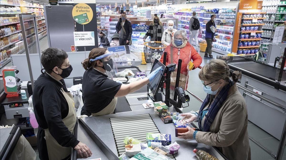 Compradores en un supermercado de Bonpreu del Carrer Urgell, de Barcelona. Compradores en un supermercado de Bonpreu del Carrer Urgell, de Barcelona.