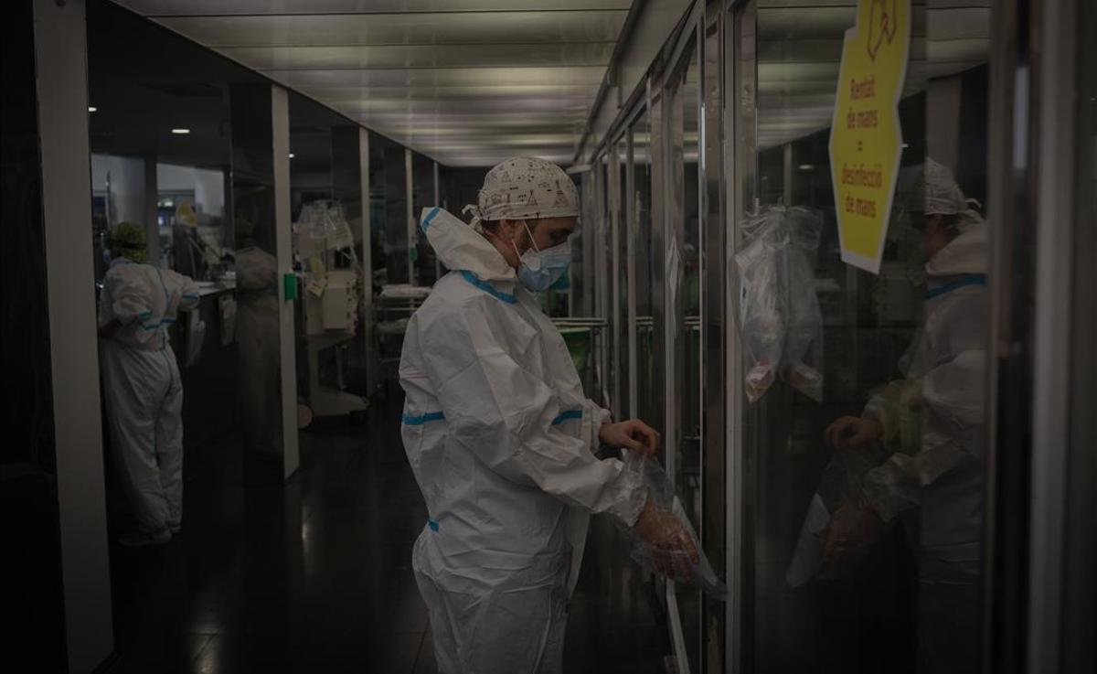 Un trabajador sanitario protegido en la uci del Hospital del Mar en Barcelona.