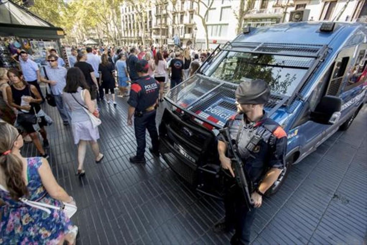 Dos agents i una furgoneta dels Mossos enmig de la Rambla, el 18 d’agost del 2017. Dos agents i una furgoneta dels Mossos enmig de la Rambla, el 18 d’agost del 2017.