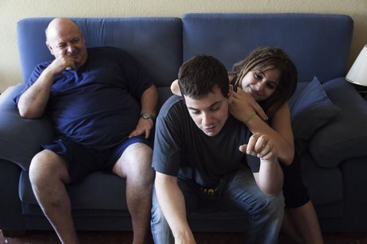 Víctor, joven con discapacidad intelectual, junto a su familia en su casa de Gandia. XAVI HERRERO Víctor, joven con discapacidad intelectual, junto a su familia en su casa de Gandia. XAVI HERRERO