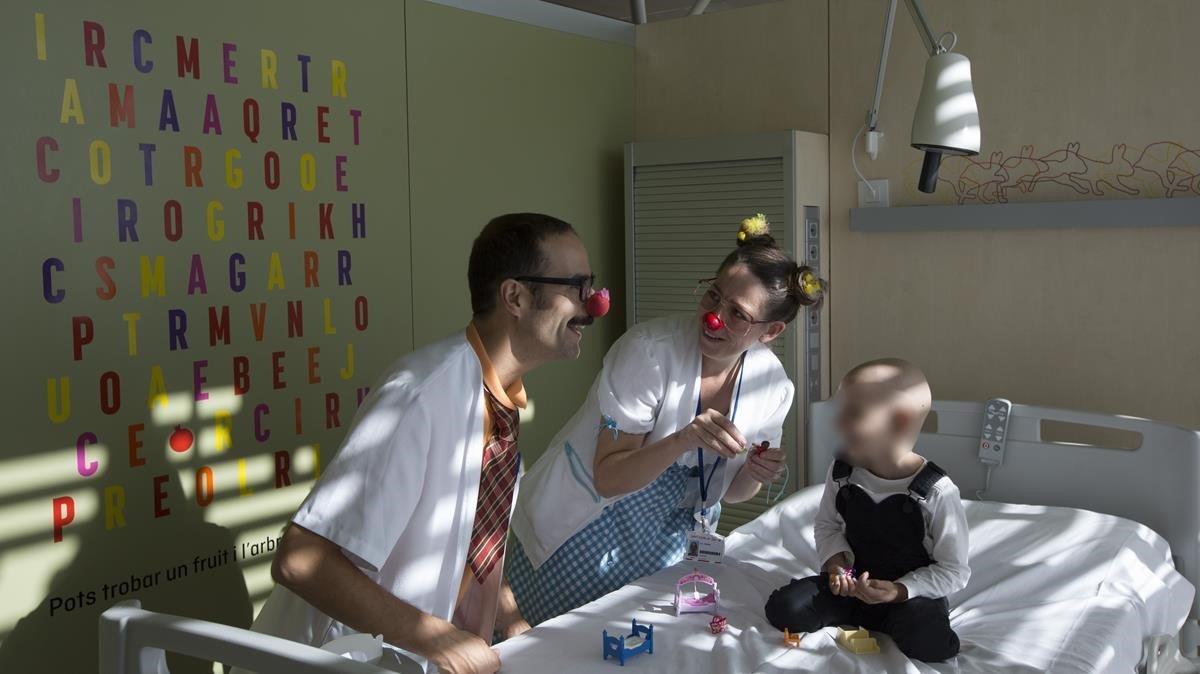 Unos payasos actuando en la habitación de una paciente en el Hospital de Sant Joan de Déu, en el 2017.