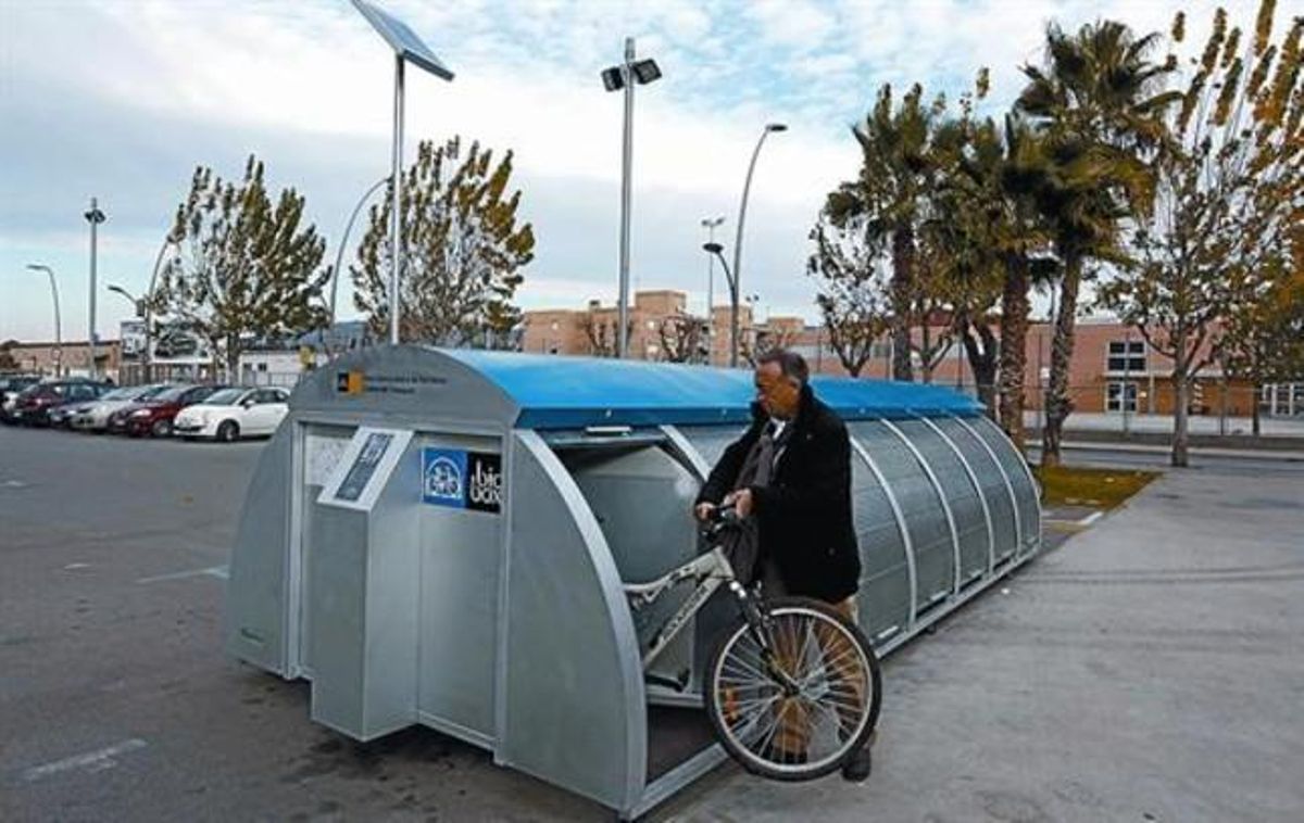 Antoni Poveda muestra el funcionamiento de un módulo para aparcar bicicletas en Sant Joan Despí, ayer. Antoni Poveda muestra el funcionamiento de un módulo para aparcar bicicletas en Sant Joan Despí, ayer.