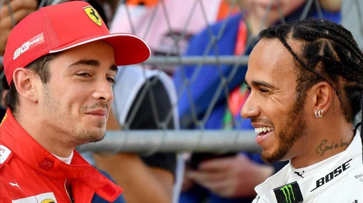 Charles Leclerc y Lewis Hamilton conversan tras el último ensayo de Sochi, donde el joven monegasco ha logrado la ’pole’. Charles Leclerc y Lewis Hamilton conversan tras el último ensayo de Sochi, donde el joven monegasco ha logrado la ’pole’.