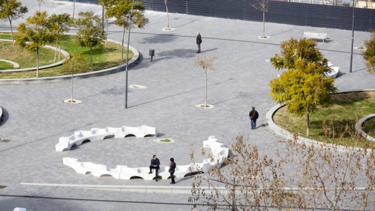 Nueva plaza del Moviment Obrer, en la esquina del paseo de la Zona Franca con la calle del Foc. Nueva plaza del Moviment Obrer, en la esquina del paseo de la Zona Franca con la calle del Foc.