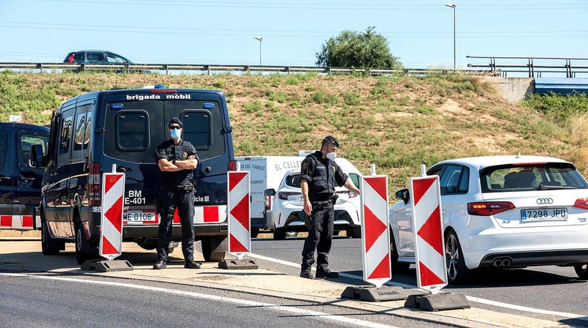 Control policial en la A-2 para vigilar la entrada y salida de vehículos tras el cierre del Segrià por el rebrote de covid. Control policial en la A-2 para vigilar la entrada y salida de vehículos tras el cierre del Segrià por el rebrote de covid.