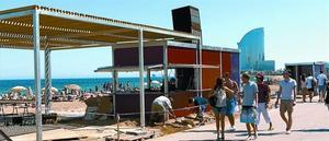 Obras en el nuevo chiringuito de la playa de Sant Miquel que explotarán en breve Carles Abellan y Joan Escribà, ayer por la mañaña.