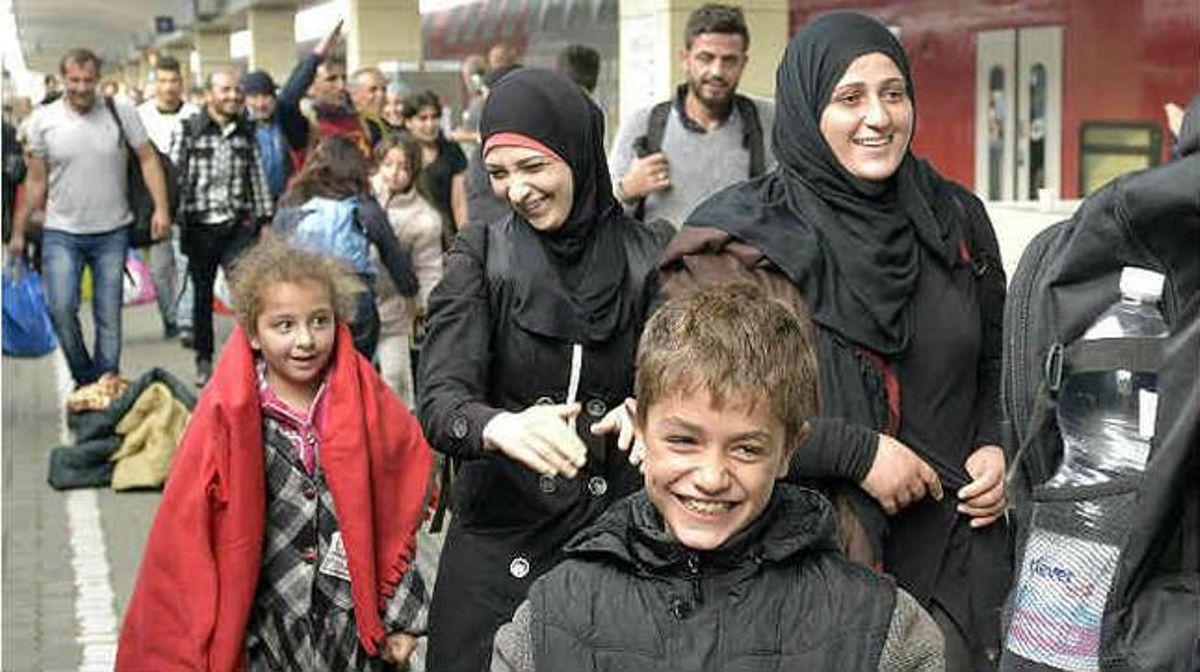 Una familia de refugiados en su llegada a la estación de tren de Westbahnhof, en Viena. Una familia de refugiados en su llegada a la estación de tren de Westbahnhof, en Viena.