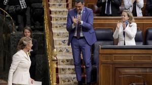 Pedro Sánchez y Nadia Calvió aplauden a Yolanda Díaz tras su intervención en la moción de censura. 