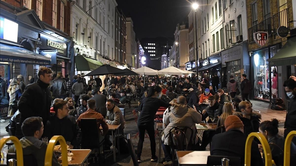 Sábado por la noche en el Soho de Londres. Sábado por la noche en el Soho de Londres.