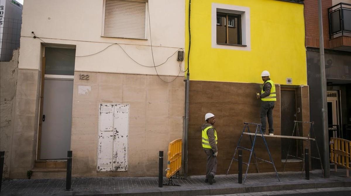 Albañiles dan los últimos retoques en las obras de rehabilitación del 120 de la calle de Pirineus de Santa Coloma de Gramenet. Albañiles dan los últimos retoques en las obras de rehabilitación del 120 de la calle de Pirineus de Santa Coloma de Gramenet.