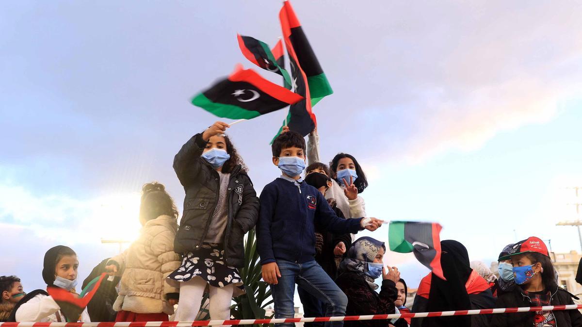 Un grupo de niños ondean banderas de Libia en la conmemoración del décimo aniversario del inicio de la revuelta que acabó con el régimen de Muamar el Gadafi.