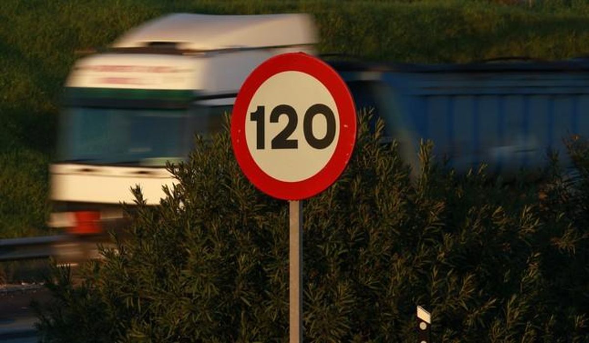 Un camión circula junto a una señal que fija en 120 km/h el límite de velocidad, el pasado febrero, en Sevilla. Un camión circula junto a una señal que fija en 120 km/h el límite de velocidad, el pasado febrero, en Sevilla.