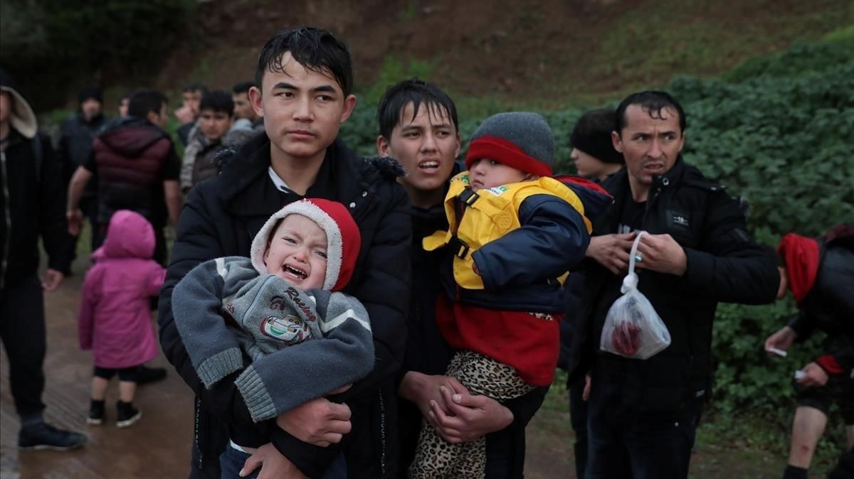 Migrantes caminan por una carretera de la isla de Lesbos tras llegar desde Turquía, este jueves. Migrantes caminan por una carretera de la isla de Lesbos tras llegar desde Turquía, este jueves.