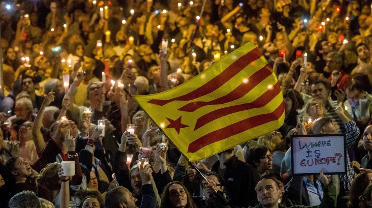 Concentración en defensa de Jordi Sànchez y Jordi Cuixart, el pasado martes en Barcelona