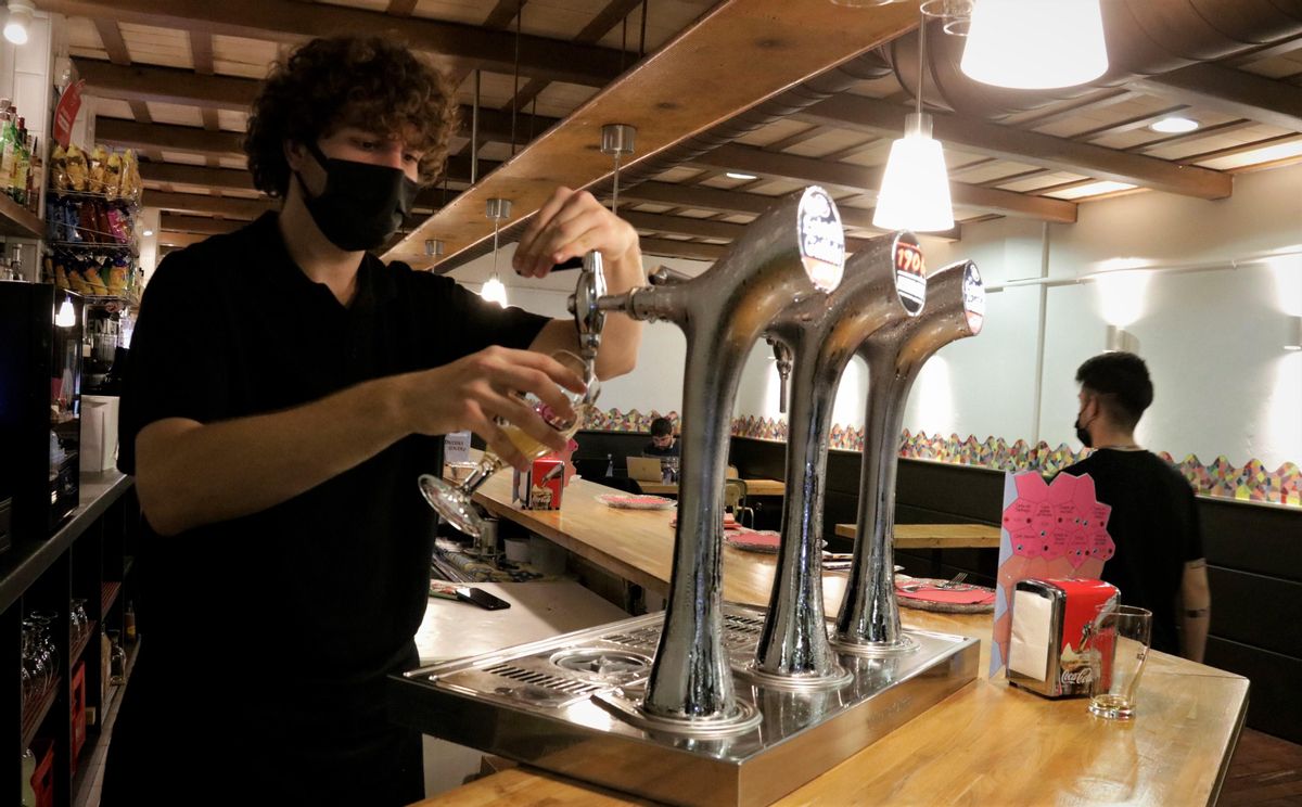 Un camarero sirve una cerveza en un bar de Santa Coloma de Gramenet. Un camarero sirve una cerveza en un bar de Santa Coloma de Gramenet.