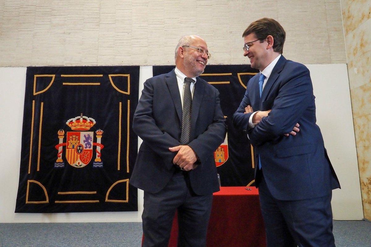 GRAF2073. VALLADOLID, 21/06/2019.- Los candidatos a la presidencia de la Junta de Castilla y león, por Ciudadanos, Francisco Igea (i), y por el PP, Alfonso Fernández Mañueco (d), conversan durante el acto de firma del acuerdo programático de ambos partidos para avanzar hacia la gobernabilidad de Castilla y León. EFE/ R. García GRAF2073. VALLADOLID, 21/06/2019.- Los candidatos a la presidencia de la Junta de Castilla y león, por Ciudadanos, Francisco Igea (i), y por el PP, Alfonso Fernández Mañueco (d), conversan durante el acto de firma del acuerdo programático de ambos partidos para avanzar hacia la gobernabilidad de Castilla y León. EFE/ R. García
