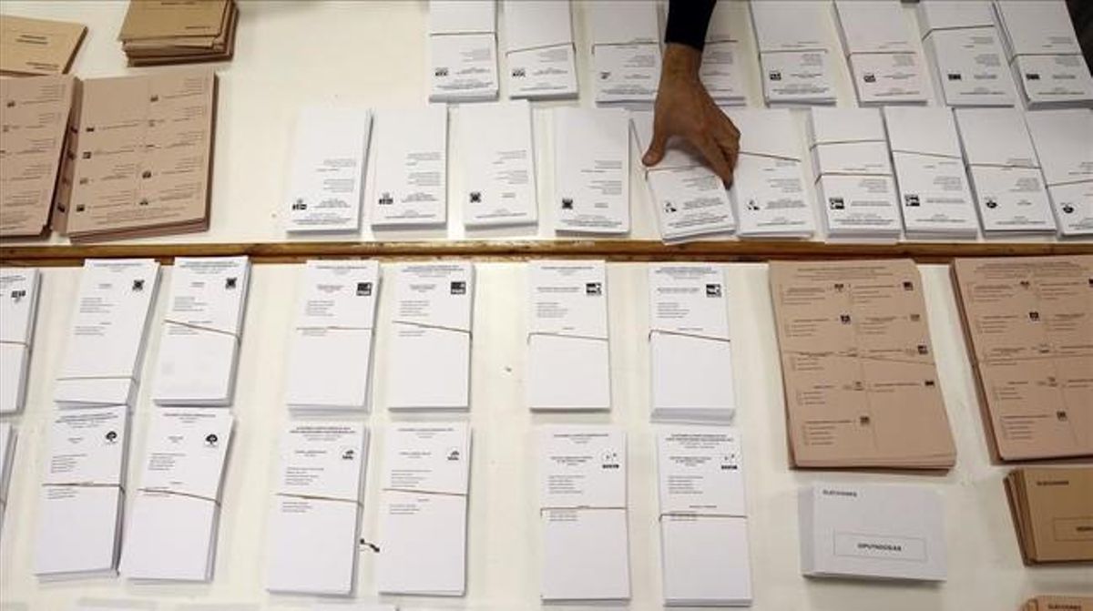 Papeletas en un colegio electoral el pasado 20 de diciembre. Papeletas en un colegio electoral el pasado 20 de diciembre.