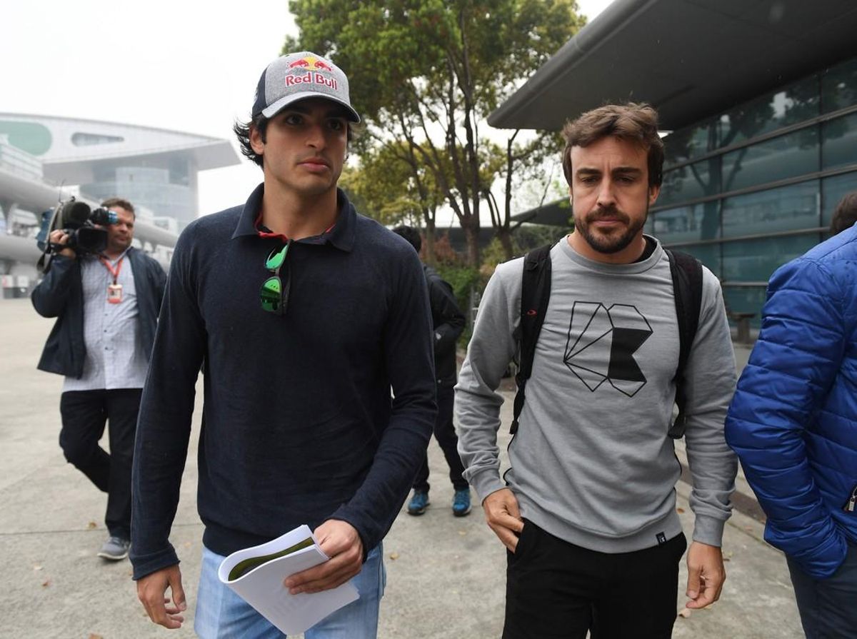 Fernando Alonso, en compañía de Carlos Sainz, por los exteriores del circuito de Shangai. Fernando Alonso, en compañía de Carlos Sainz, por los exteriores del circuito de Shangai.