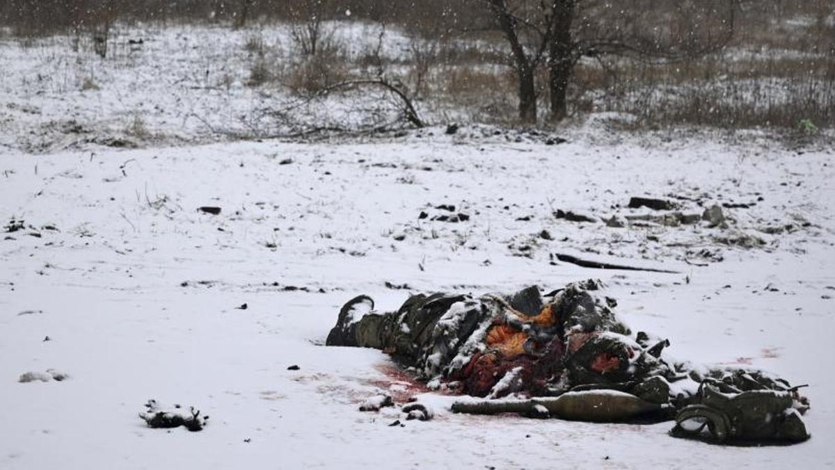 El cadáver de un soldado ruso yace ayer en un terreno nevado cerca de Járkov, el pasado mes de febrero.