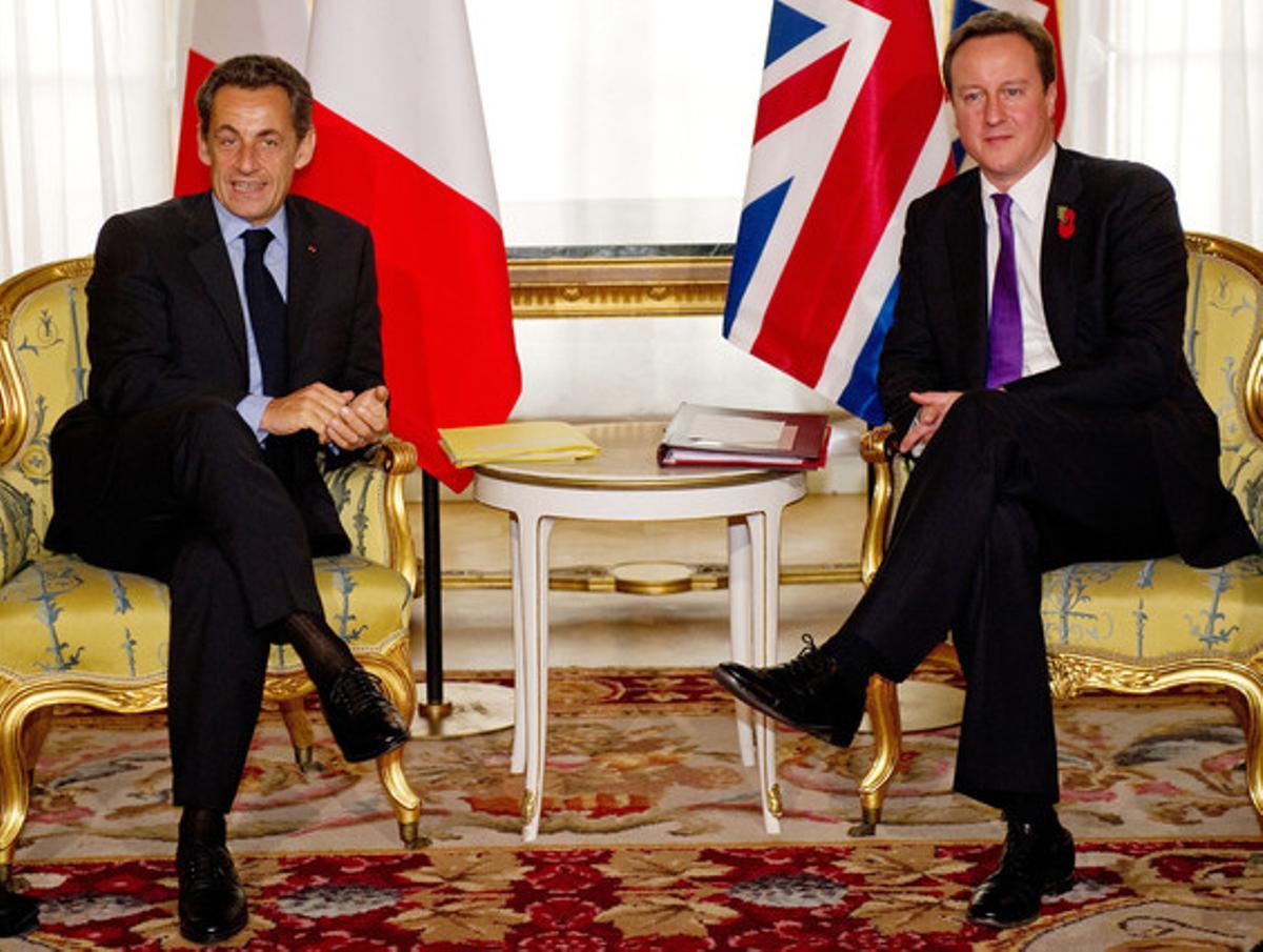 Nicolás Sarkozy y David Cameron durante la firma del acuerdo.