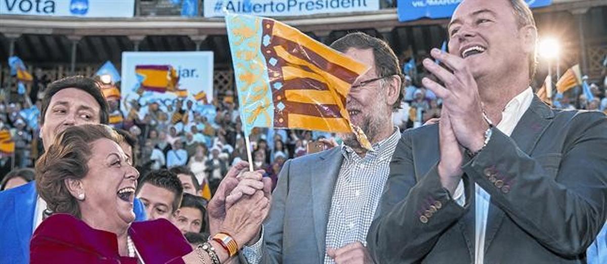 Barberá, exultante, con Rajoy y el presidente valenciano, Alberto Fabra.