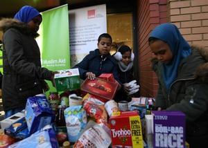Niños en el Reino Unido recibiendo ayuda humanitaria.