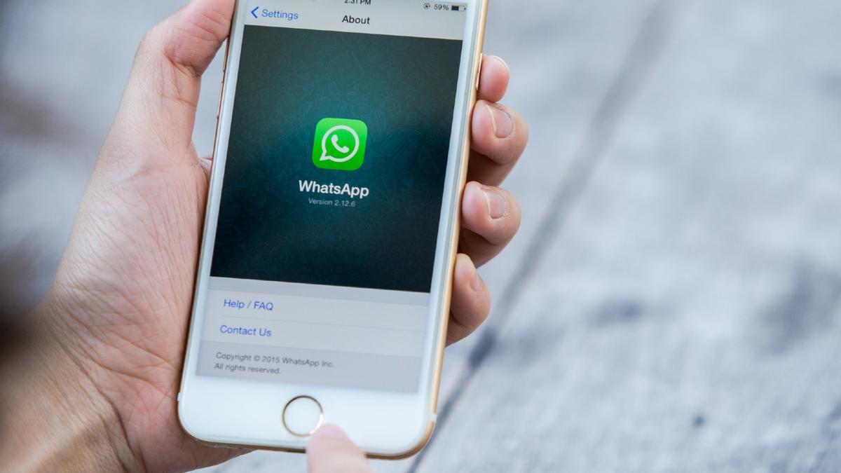 Aplicación de Whatsapp en un teléfono móvil obsoleto