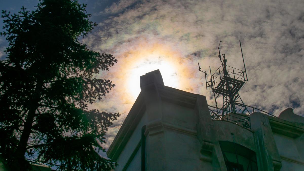 Corona solar que se ha podido contemplar este jueves al mediodía desde el Observatori Fabra.