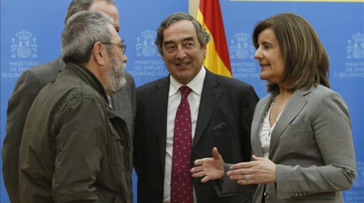 Báñez conversa con el líder de UGT, Cándido Méndez (izquierda) y el presidente de la patronal CEOE, Juan Rosell, el pasado abril. Báñez conversa con el líder de UGT, Cándido Méndez (izquierda) y el presidente de la patronal CEOE, Juan Rosell, el pasado abril.