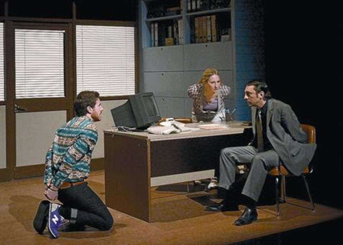Òscar Castellví, Alina Furman y David Vert, en una escena de ’Atraco, paliza y muerte en Agbanäspach’. Òscar Castellví, Alina Furman y David Vert, en una escena de ’Atraco, paliza y muerte en Agbanäspach’.