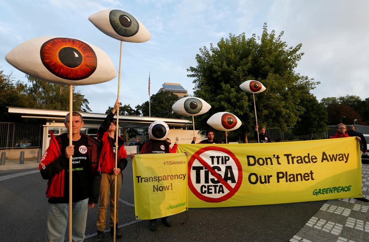 Activistas de Greenpeace protestan contra los acuerdos comerciales del TTIP y CETA en Ginebra, este martes. Activistas de Greenpeace protestan contra los acuerdos comerciales del TTIP y CETA en Ginebra, este martes.