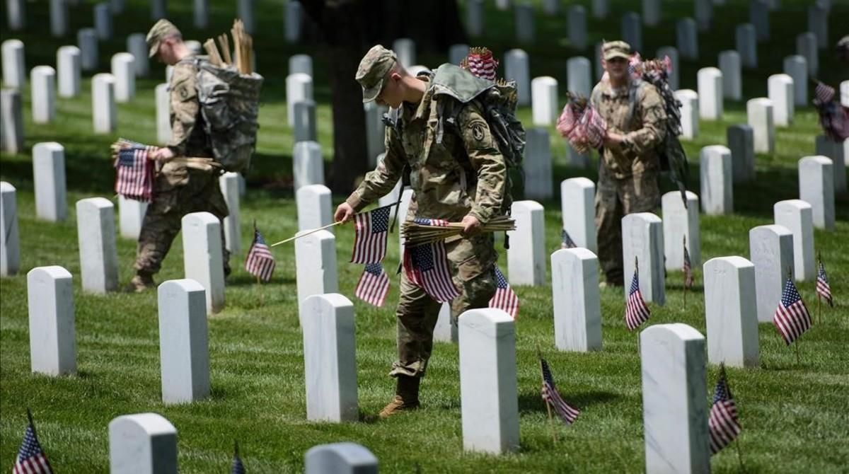 Soldados de EEUU colocan banderas en las tumbas del cementerio de Arlington (Virginia), el 26 de mayo. Soldados de EEUU colocan banderas en las tumbas del cementerio de Arlington (Virginia), el 26 de mayo.