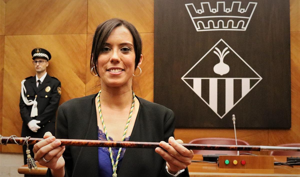 La alcaldesa de Sabadell, Marta Farrés, sujetando la vara de mando de la alcaldía en el pleno de investidura de 2019.
