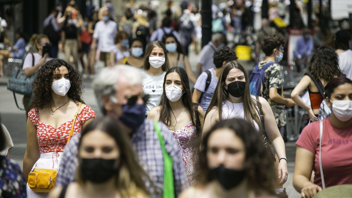 Paseo primaveral por Barcelona con todos enmascarados Paseo primaveral por Barcelona con todos enmascarados