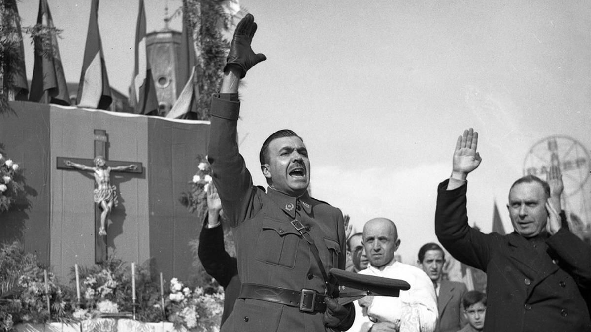 Miquel Mateu, vestido aún de militar, en la misa celebrada durante la Semana Santa de 1939 en la plaza de Catalunya. Miquel Mateu, vestido aún de militar, en la misa celebrada durante la Semana Santa de 1939 en la plaza de Catalunya.