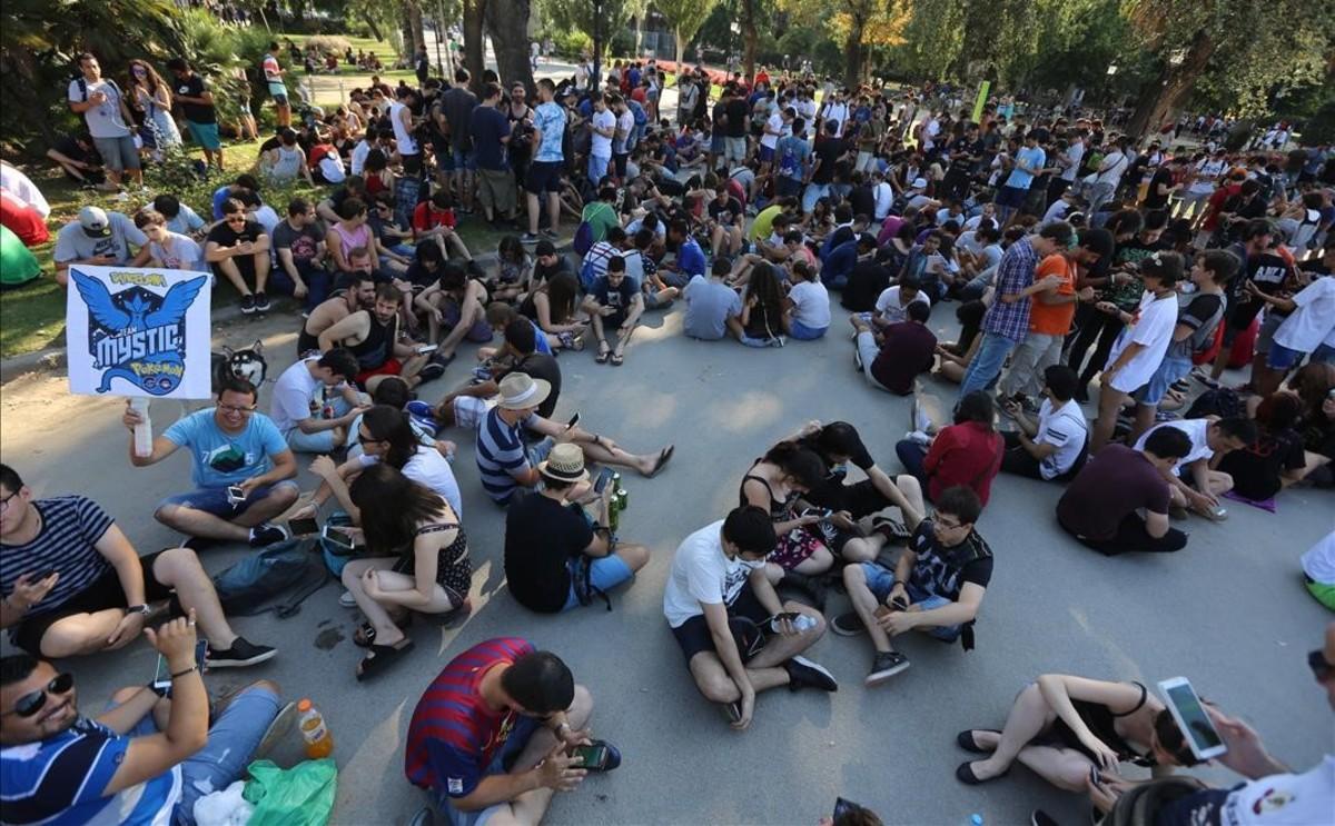 Quedada de jugadores de Pokémon Go en el Arc de Triomf de Barcelona, este domingo por la tarde. Quedada de jugadores de Pokémon Go en el Arc de Triomf de Barcelona, este domingo por la tarde.