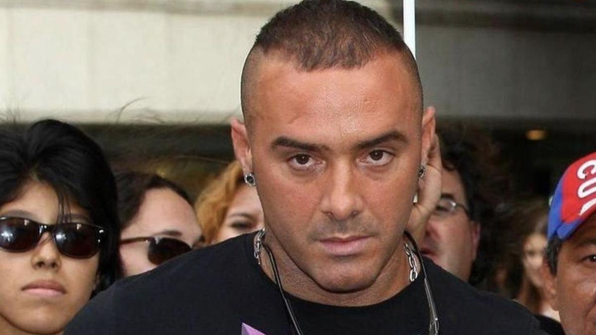 Los Mossos detienen a Dinio García por amenazar presuntamente a la madre de su hijo con un revólver detonador Los Mossos detienen a Dinio García por amenazar presuntamente a la madre de su hijo con un revólver detonador