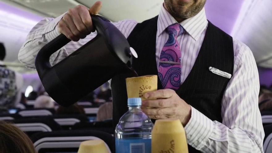 Air New Zealand serves coffee in food cups to reduce garbage