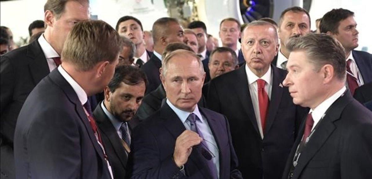 Putin muestra a Erdogan una feria de aviación en Zhukovski, cerca de Moscú. Putin muestra a Erdogan una feria de aviación en Zhukovski, cerca de Moscú.