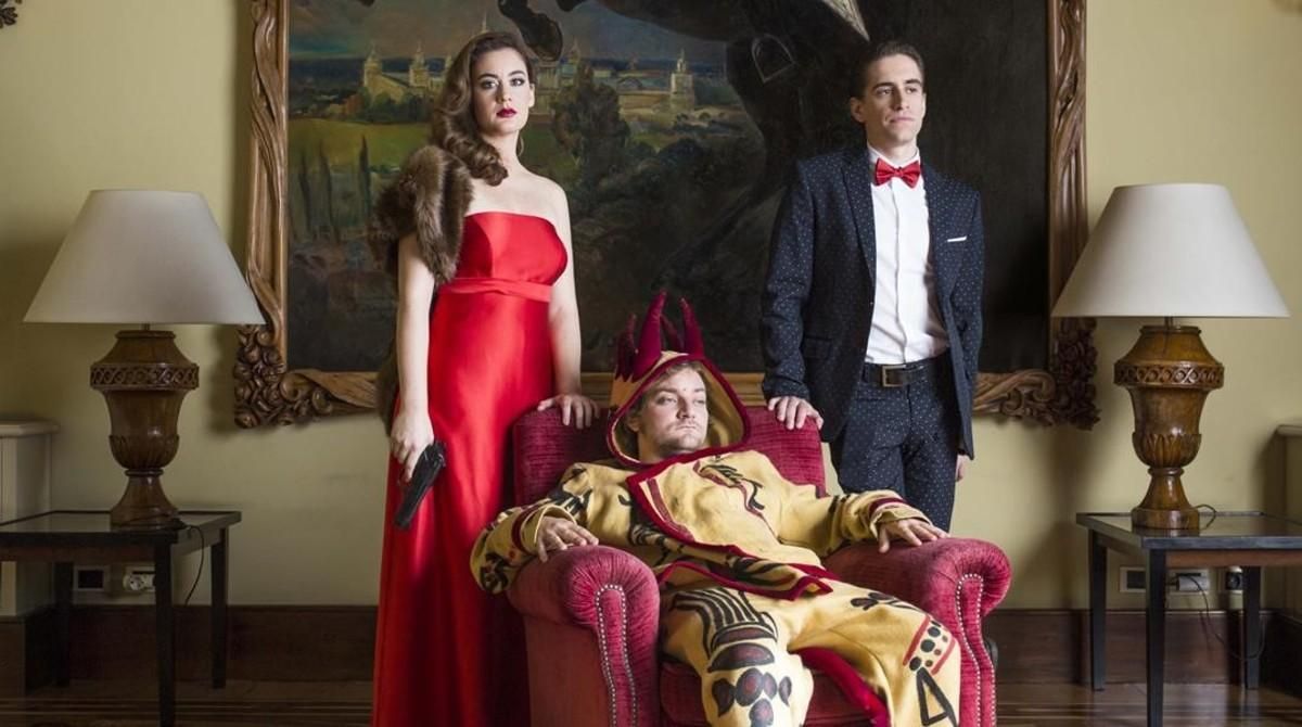 Júlia Barceló, Pol López (centro) y Pau Vinyals en una imagen promocional de ’Filla del seu pare’. Júlia Barceló, Pol López (centro) y Pau Vinyals en una imagen promocional de ’Filla del seu pare’.