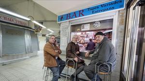 Clientela fija en el bar del mercado de Núria, a punto de cerrar.