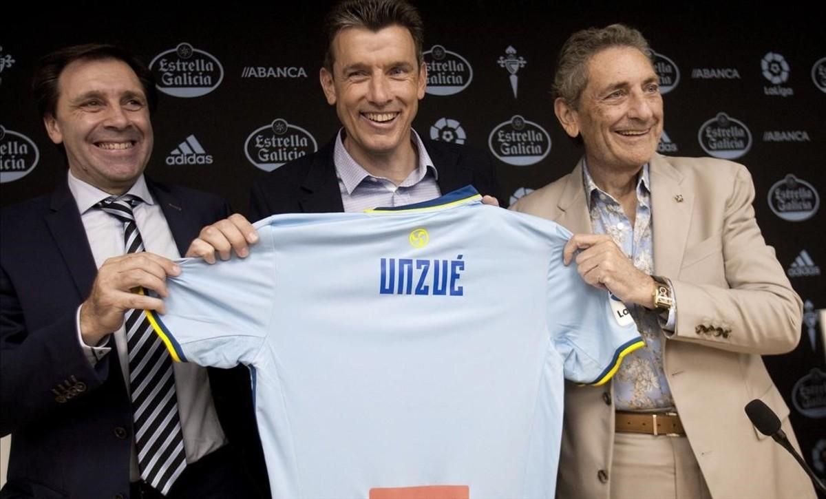 Unuzué, con Miñambres y Mourinho, director deportivo y presidente del Celta, respectivamente. Unuzué, con Miñambres y Mourinho, director deportivo y presidente del Celta, respectivamente.