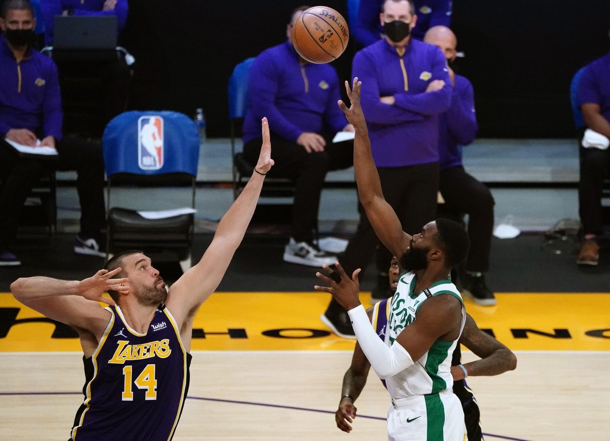 Marc Gaol intenta taponar el lanzamiento de Jaylen Brown en una jugada Marc Gaol intenta taponar el lanzamiento de Jaylen Brown en una jugada